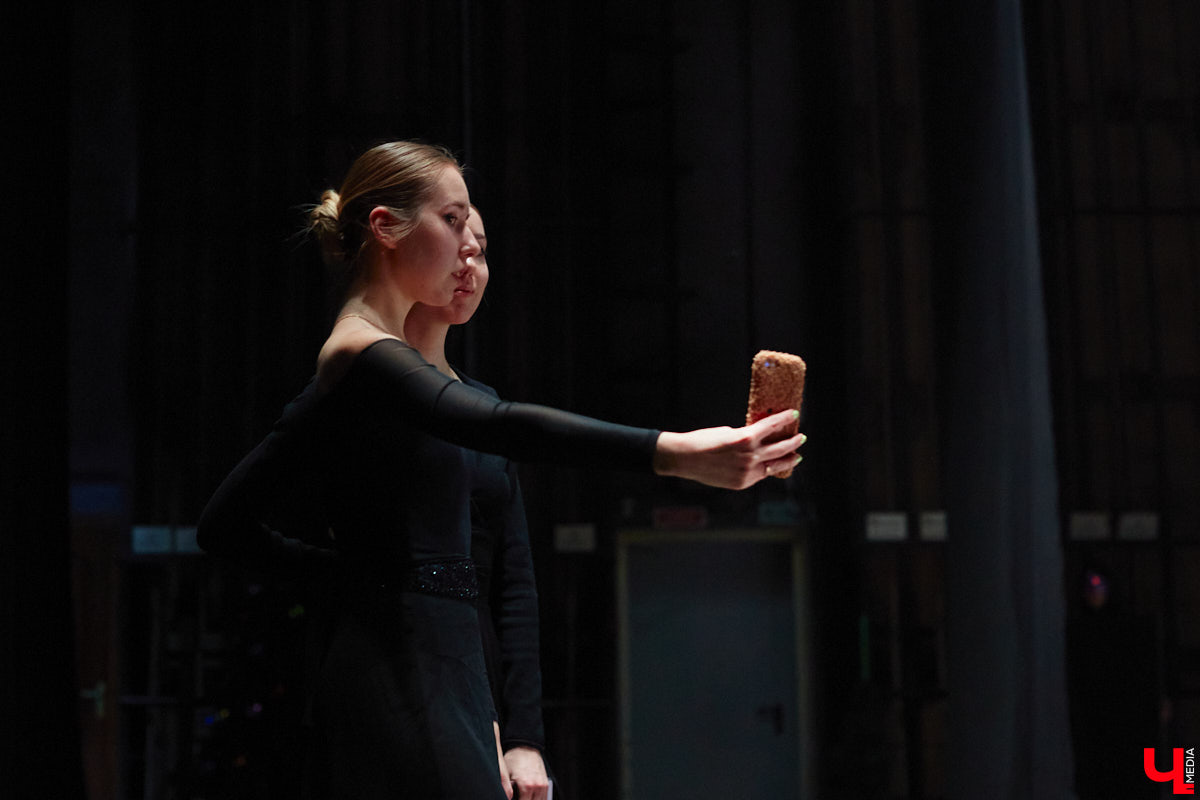 Ученицы школы балета для взрослых «Матильда» и школы воздушной гимнастики Aerial ballerinas стали частью «трёхмерной истории». Над сценой юные спортсменки показывали своё мастерство со стропами, обручами и полотнами, а ставшие балеринами жительницы Владимира заполнили освободившееся «на земле» пространство танцем. Новаторский спектакль сопровождался резкими вздохами удивлённых гостей и непрерывными аплодисментами. Подробнее о том, какой получилась необычная «Снежная королева», рассказываем в материале.