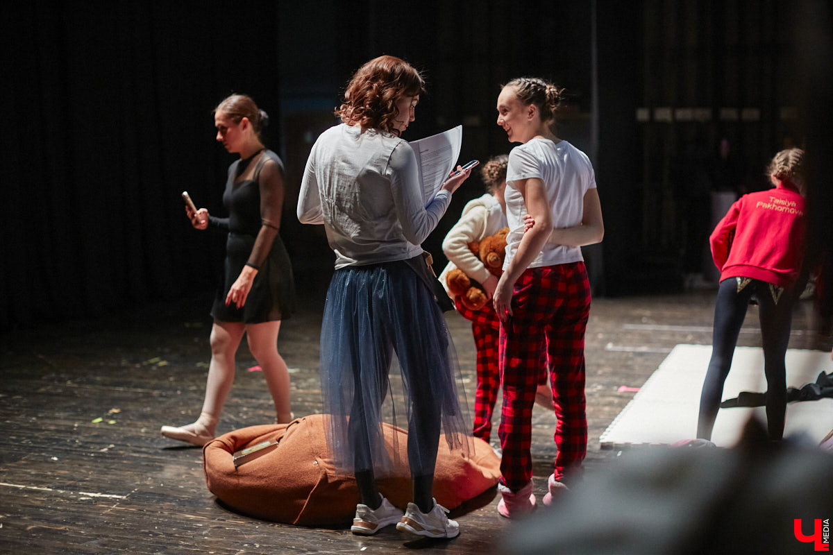 Ученицы школы балета для взрослых «Матильда» и школы воздушной гимнастики Aerial ballerinas стали частью «трёхмерной истории». Над сценой юные спортсменки показывали своё мастерство со стропами, обручами и полотнами, а ставшие балеринами жительницы Владимира заполнили освободившееся «на земле» пространство танцем. Новаторский спектакль сопровождался резкими вздохами удивлённых гостей и непрерывными аплодисментами. Подробнее о том, какой получилась необычная «Снежная королева», рассказываем в материале.