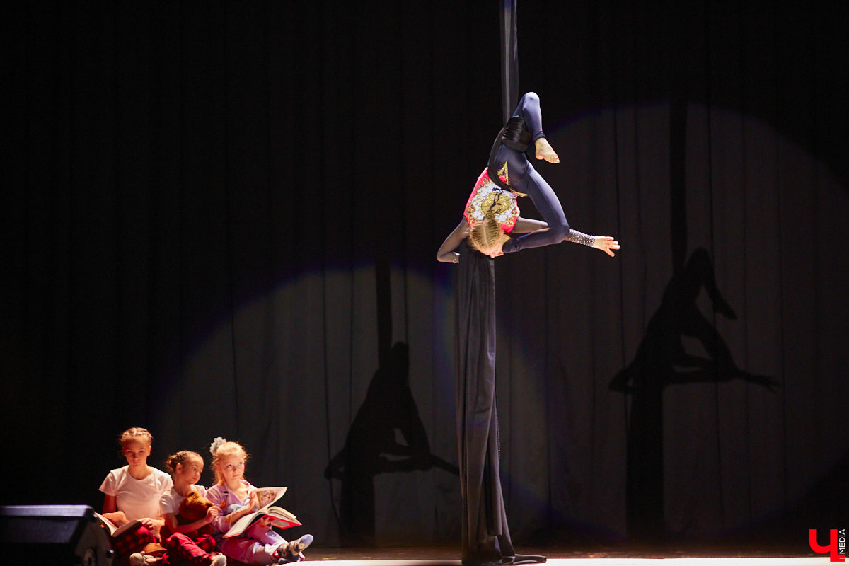 Ученицы школы балета для взрослых «Матильда» и школы воздушной гимнастики Aerial ballerinas стали частью «трёхмерной истории». Над сценой юные спортсменки показывали своё мастерство со стропами, обручами и полотнами, а ставшие балеринами жительницы Владимира заполнили освободившееся «на земле» пространство танцем. Новаторский спектакль сопровождался резкими вздохами удивлённых гостей и непрерывными аплодисментами. Подробнее о том, какой получилась необычная «Снежная королева», рассказываем в материале.