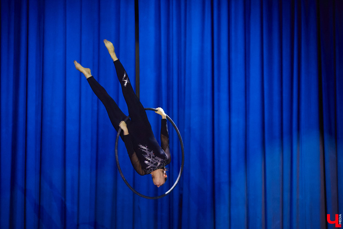 Ученицы школы балета для взрослых «Матильда» и школы воздушной гимнастики Aerial ballerinas стали частью «трёхмерной истории». Над сценой юные спортсменки показывали своё мастерство со стропами, обручами и полотнами, а ставшие балеринами жительницы Владимира заполнили освободившееся «на земле» пространство танцем. Новаторский спектакль сопровождался резкими вздохами удивлённых гостей и непрерывными аплодисментами. Подробнее о том, какой получилась необычная «Снежная королева», рассказываем в материале.