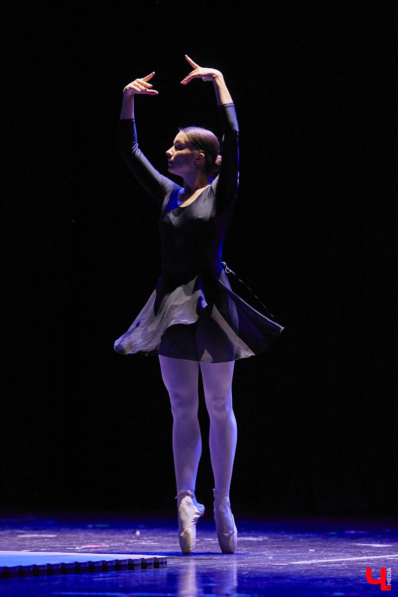 Ученицы школы балета для взрослых «Матильда» и школы воздушной гимнастики Aerial ballerinas стали частью «трёхмерной истории». Над сценой юные спортсменки показывали своё мастерство со стропами, обручами и полотнами, а ставшие балеринами жительницы Владимира заполнили освободившееся «на земле» пространство танцем. Новаторский спектакль сопровождался резкими вздохами удивлённых гостей и непрерывными аплодисментами. Подробнее о том, какой получилась необычная «Снежная королева», рассказываем в материале.