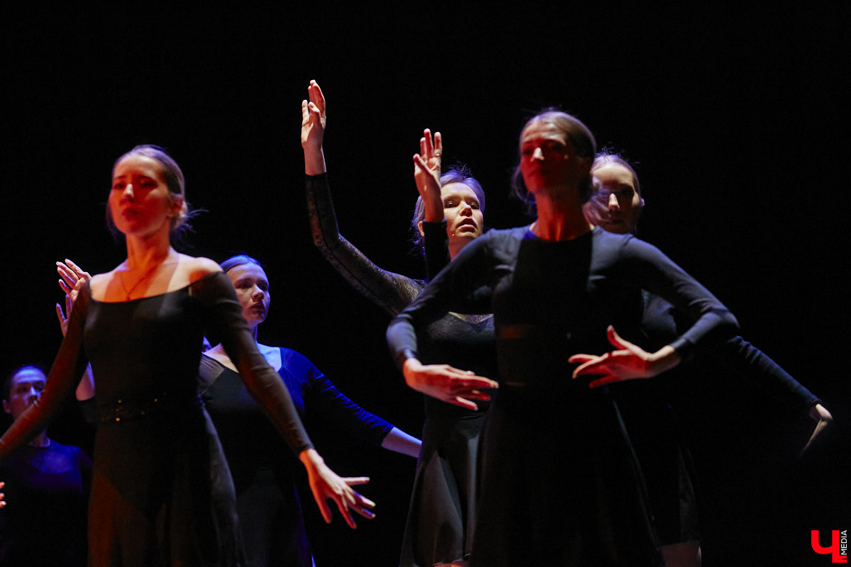 Ученицы школы балета для взрослых «Матильда» и школы воздушной гимнастики Aerial ballerinas стали частью «трёхмерной истории». Над сценой юные спортсменки показывали своё мастерство со стропами, обручами и полотнами, а ставшие балеринами жительницы Владимира заполнили освободившееся «на земле» пространство танцем. Новаторский спектакль сопровождался резкими вздохами удивлённых гостей и непрерывными аплодисментами. Подробнее о том, какой получилась необычная «Снежная королева», рассказываем в материале.