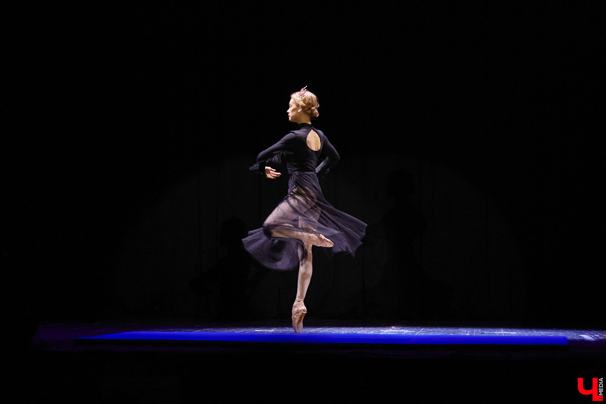 Ученицы школы балета для взрослых «Матильда» и школы воздушной гимнастики Aerial ballerinas стали частью «трёхмерной истории». Над сценой юные спортсменки показывали своё мастерство со стропами, обручами и полотнами, а ставшие балеринами жительницы Владимира заполнили освободившееся «на земле» пространство танцем. Новаторский спектакль сопровождался резкими вздохами удивлённых гостей и непрерывными аплодисментами. Подробнее о том, какой получилась необычная «Снежная королева», рассказываем в материале.