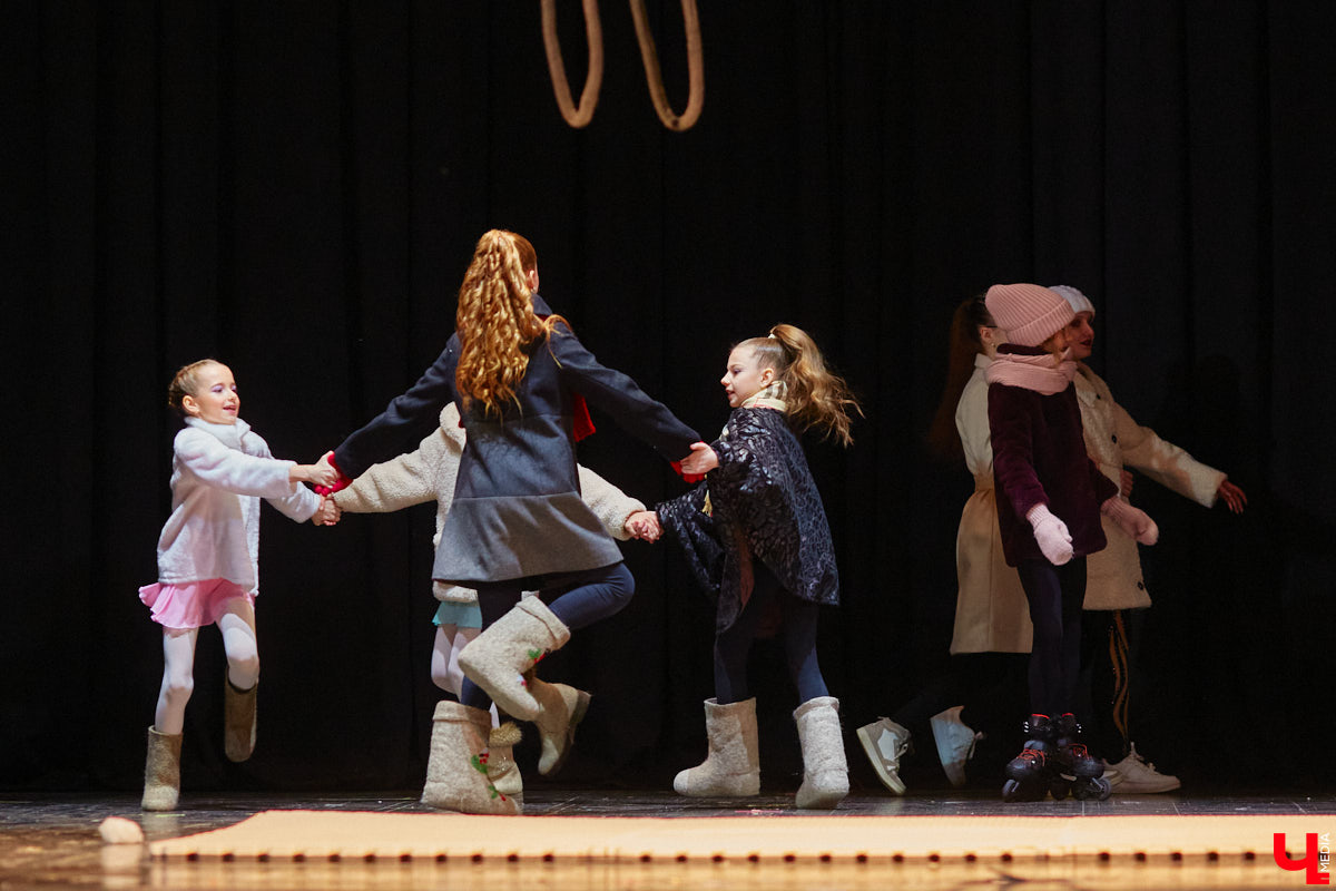 Ученицы школы балета для взрослых «Матильда» и школы воздушной гимнастики Aerial ballerinas стали частью «трёхмерной истории». Над сценой юные спортсменки показывали своё мастерство со стропами, обручами и полотнами, а ставшие балеринами жительницы Владимира заполнили освободившееся «на земле» пространство танцем. Новаторский спектакль сопровождался резкими вздохами удивлённых гостей и непрерывными аплодисментами. Подробнее о том, какой получилась необычная «Снежная королева», рассказываем в материале.