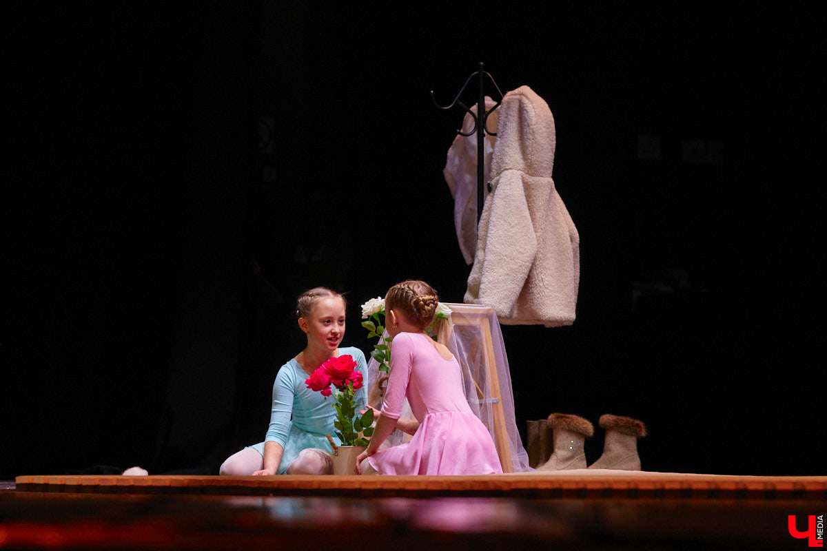 Ученицы школы балета для взрослых «Матильда» и школы воздушной гимнастики Aerial ballerinas стали частью «трёхмерной истории». Над сценой юные спортсменки показывали своё мастерство со стропами, обручами и полотнами, а ставшие балеринами жительницы Владимира заполнили освободившееся «на земле» пространство танцем. Новаторский спектакль сопровождался резкими вздохами удивлённых гостей и непрерывными аплодисментами. Подробнее о том, какой получилась необычная «Снежная королева», рассказываем в материале.