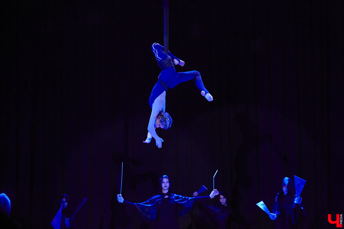 Ученицы школы балета для взрослых «Матильда» и школы воздушной гимнастики Aerial ballerinas стали частью «трёхмерной истории». Над сценой юные спортсменки показывали своё мастерство со стропами, обручами и полотнами, а ставшие балеринами жительницы Владимира заполнили освободившееся «на земле» пространство танцем. Новаторский спектакль сопровождался резкими вздохами удивлённых гостей и непрерывными аплодисментами. Подробнее о том, какой получилась необычная «Снежная королева», рассказываем в материале.