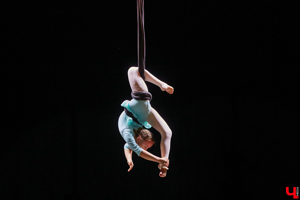 Ученицы школы балета для взрослых «Матильда» и школы воздушной гимнастики Aerial ballerinas стали частью «трёхмерной истории». Над сценой юные спортсменки показывали своё мастерство со стропами, обручами и полотнами, а ставшие балеринами жительницы Владимира заполнили освободившееся «на земле» пространство танцем. Новаторский спектакль сопровождался резкими вздохами удивлённых гостей и непрерывными аплодисментами. Подробнее о том, какой получилась необычная «Снежная королева», рассказываем в материале.