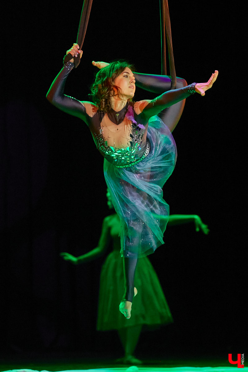 Ученицы школы балета для взрослых «Матильда» и школы воздушной гимнастики Aerial ballerinas стали частью «трёхмерной истории». Над сценой юные спортсменки показывали своё мастерство со стропами, обручами и полотнами, а ставшие балеринами жительницы Владимира заполнили освободившееся «на земле» пространство танцем. Новаторский спектакль сопровождался резкими вздохами удивлённых гостей и непрерывными аплодисментами. Подробнее о том, какой получилась необычная «Снежная королева», рассказываем в материале.