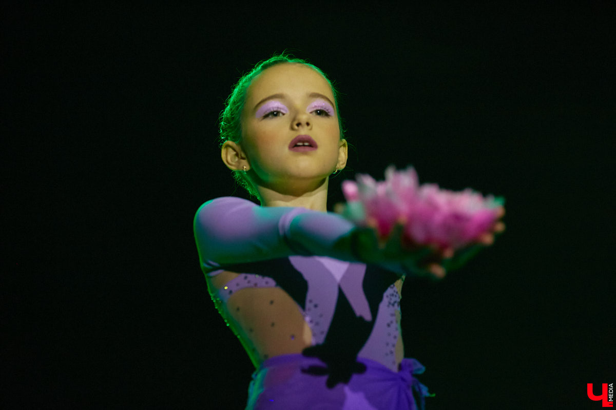 Ученицы школы балета для взрослых «Матильда» и школы воздушной гимнастики Aerial ballerinas стали частью «трёхмерной истории». Над сценой юные спортсменки показывали своё мастерство со стропами, обручами и полотнами, а ставшие балеринами жительницы Владимира заполнили освободившееся «на земле» пространство танцем. Новаторский спектакль сопровождался резкими вздохами удивлённых гостей и непрерывными аплодисментами. Подробнее о том, какой получилась необычная «Снежная королева», рассказываем в материале.