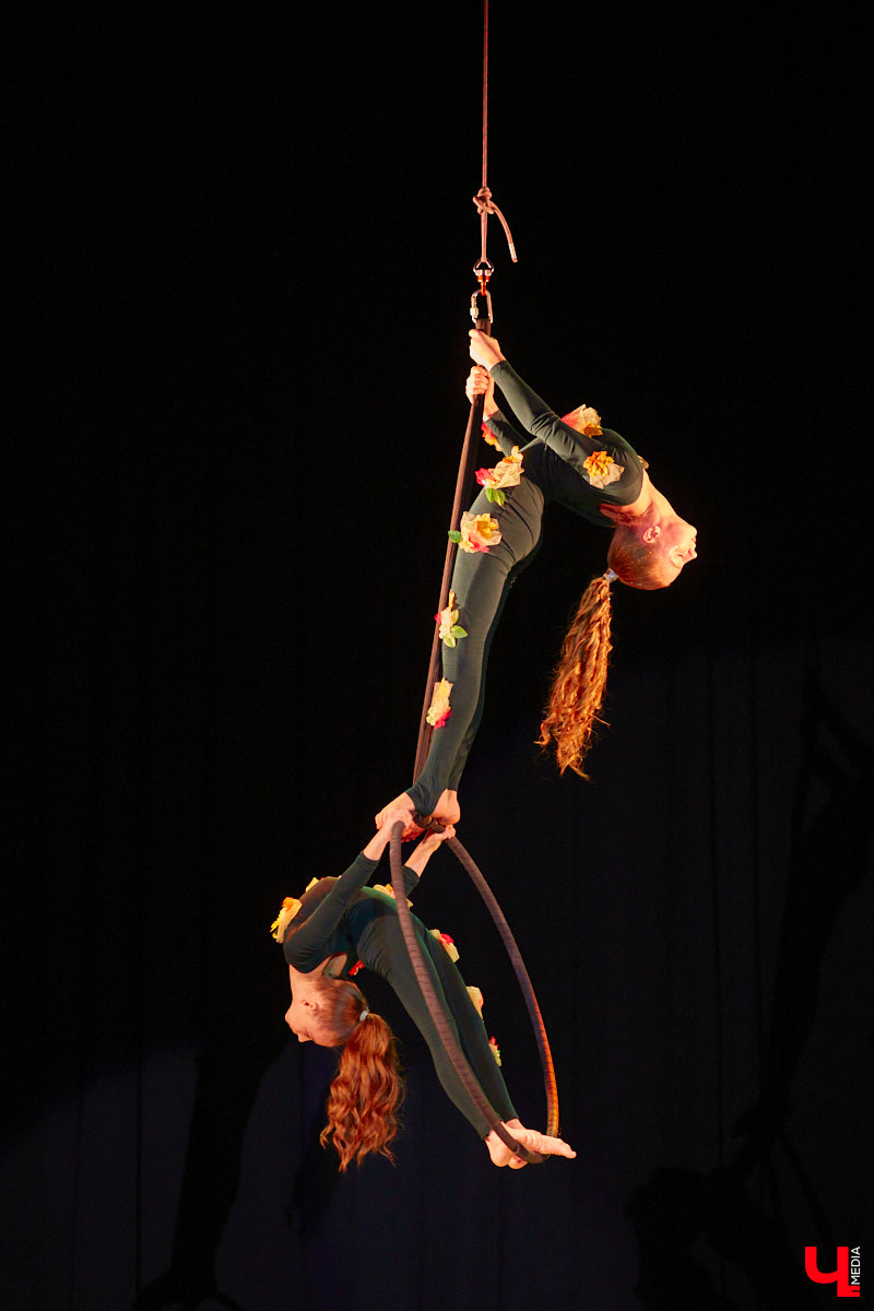 Ученицы школы балета для взрослых «Матильда» и школы воздушной гимнастики Aerial ballerinas стали частью «трёхмерной истории». Над сценой юные спортсменки показывали своё мастерство со стропами, обручами и полотнами, а ставшие балеринами жительницы Владимира заполнили освободившееся «на земле» пространство танцем. Новаторский спектакль сопровождался резкими вздохами удивлённых гостей и непрерывными аплодисментами. Подробнее о том, какой получилась необычная «Снежная королева», рассказываем в материале.