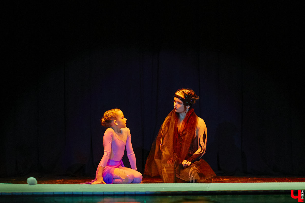 Ученицы школы балета для взрослых «Матильда» и школы воздушной гимнастики Aerial ballerinas стали частью «трёхмерной истории». Над сценой юные спортсменки показывали своё мастерство со стропами, обручами и полотнами, а ставшие балеринами жительницы Владимира заполнили освободившееся «на земле» пространство танцем. Новаторский спектакль сопровождался резкими вздохами удивлённых гостей и непрерывными аплодисментами. Подробнее о том, какой получилась необычная «Снежная королева», рассказываем в материале.