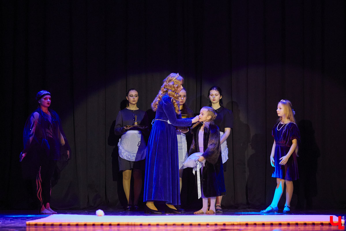 Ученицы школы балета для взрослых «Матильда» и школы воздушной гимнастики Aerial ballerinas стали частью «трёхмерной истории». Над сценой юные спортсменки показывали своё мастерство со стропами, обручами и полотнами, а ставшие балеринами жительницы Владимира заполнили освободившееся «на земле» пространство танцем. Новаторский спектакль сопровождался резкими вздохами удивлённых гостей и непрерывными аплодисментами. Подробнее о том, какой получилась необычная «Снежная королева», рассказываем в материале.