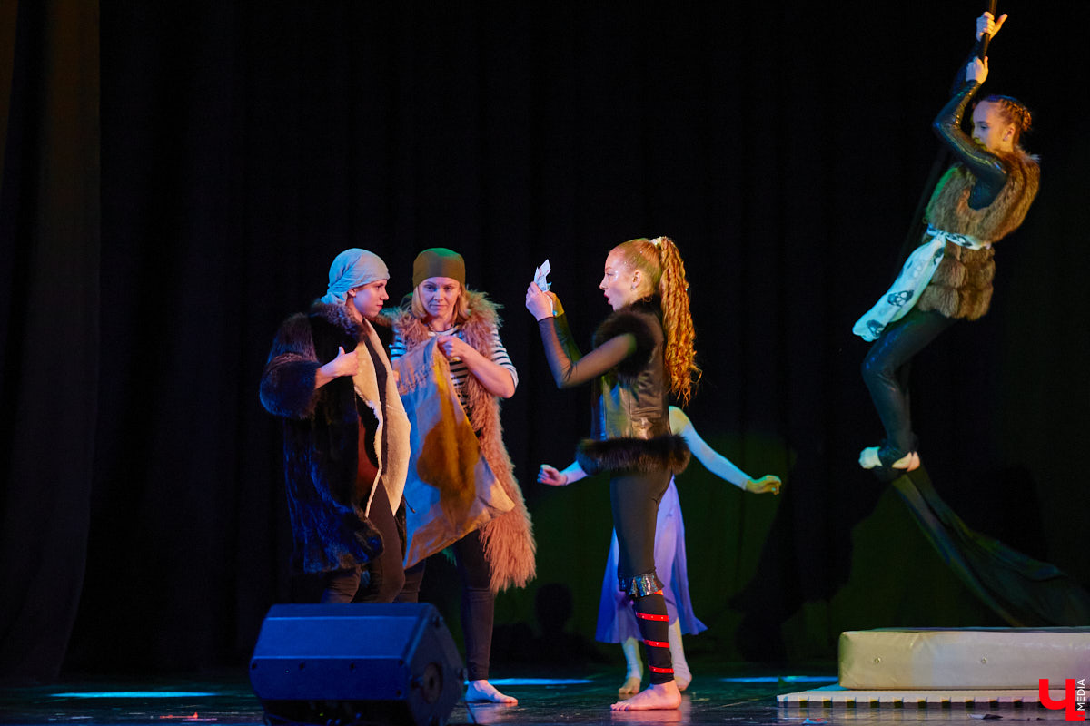 Ученицы школы балета для взрослых «Матильда» и школы воздушной гимнастики Aerial ballerinas стали частью «трёхмерной истории». Над сценой юные спортсменки показывали своё мастерство со стропами, обручами и полотнами, а ставшие балеринами жительницы Владимира заполнили освободившееся «на земле» пространство танцем. Новаторский спектакль сопровождался резкими вздохами удивлённых гостей и непрерывными аплодисментами. Подробнее о том, какой получилась необычная «Снежная королева», рассказываем в материале.