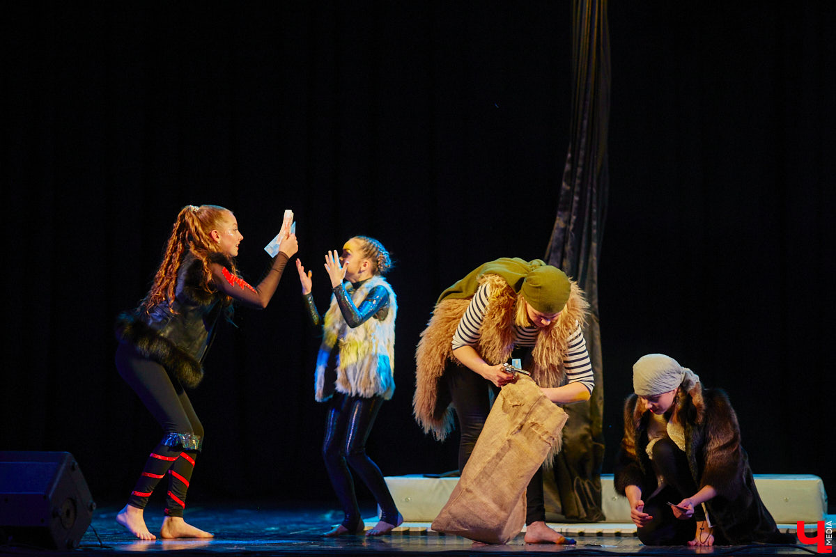 Ученицы школы балета для взрослых «Матильда» и школы воздушной гимнастики Aerial ballerinas стали частью «трёхмерной истории». Над сценой юные спортсменки показывали своё мастерство со стропами, обручами и полотнами, а ставшие балеринами жительницы Владимира заполнили освободившееся «на земле» пространство танцем. Новаторский спектакль сопровождался резкими вздохами удивлённых гостей и непрерывными аплодисментами. Подробнее о том, какой получилась необычная «Снежная королева», рассказываем в материале.