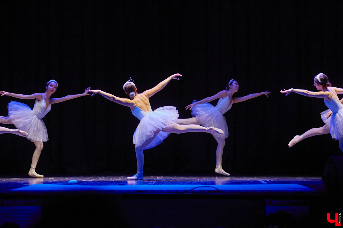 Ученицы школы балета для взрослых «Матильда» и школы воздушной гимнастики Aerial ballerinas стали частью «трёхмерной истории». Над сценой юные спортсменки показывали своё мастерство со стропами, обручами и полотнами, а ставшие балеринами жительницы Владимира заполнили освободившееся «на земле» пространство танцем. Новаторский спектакль сопровождался резкими вздохами удивлённых гостей и непрерывными аплодисментами. Подробнее о том, какой получилась необычная «Снежная королева», рассказываем в материале.