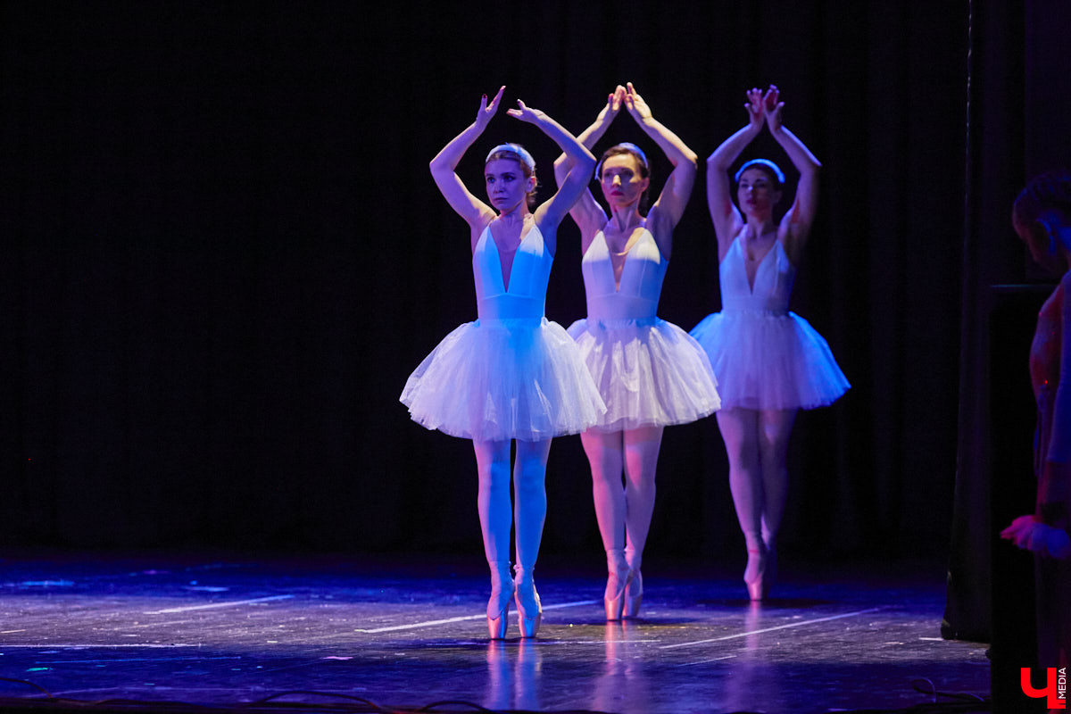 Ученицы школы балета для взрослых «Матильда» и школы воздушной гимнастики Aerial ballerinas стали частью «трёхмерной истории». Над сценой юные спортсменки показывали своё мастерство со стропами, обручами и полотнами, а ставшие балеринами жительницы Владимира заполнили освободившееся «на земле» пространство танцем. Новаторский спектакль сопровождался резкими вздохами удивлённых гостей и непрерывными аплодисментами. Подробнее о том, какой получилась необычная «Снежная королева», рассказываем в материале.