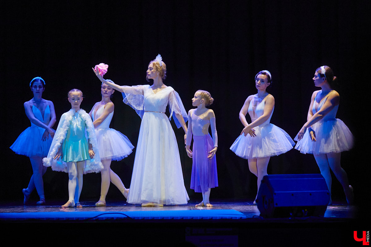 Ученицы школы балета для взрослых «Матильда» и школы воздушной гимнастики Aerial ballerinas стали частью «трёхмерной истории». Над сценой юные спортсменки показывали своё мастерство со стропами, обручами и полотнами, а ставшие балеринами жительницы Владимира заполнили освободившееся «на земле» пространство танцем. Новаторский спектакль сопровождался резкими вздохами удивлённых гостей и непрерывными аплодисментами. Подробнее о том, какой получилась необычная «Снежная королева», рассказываем в материале.