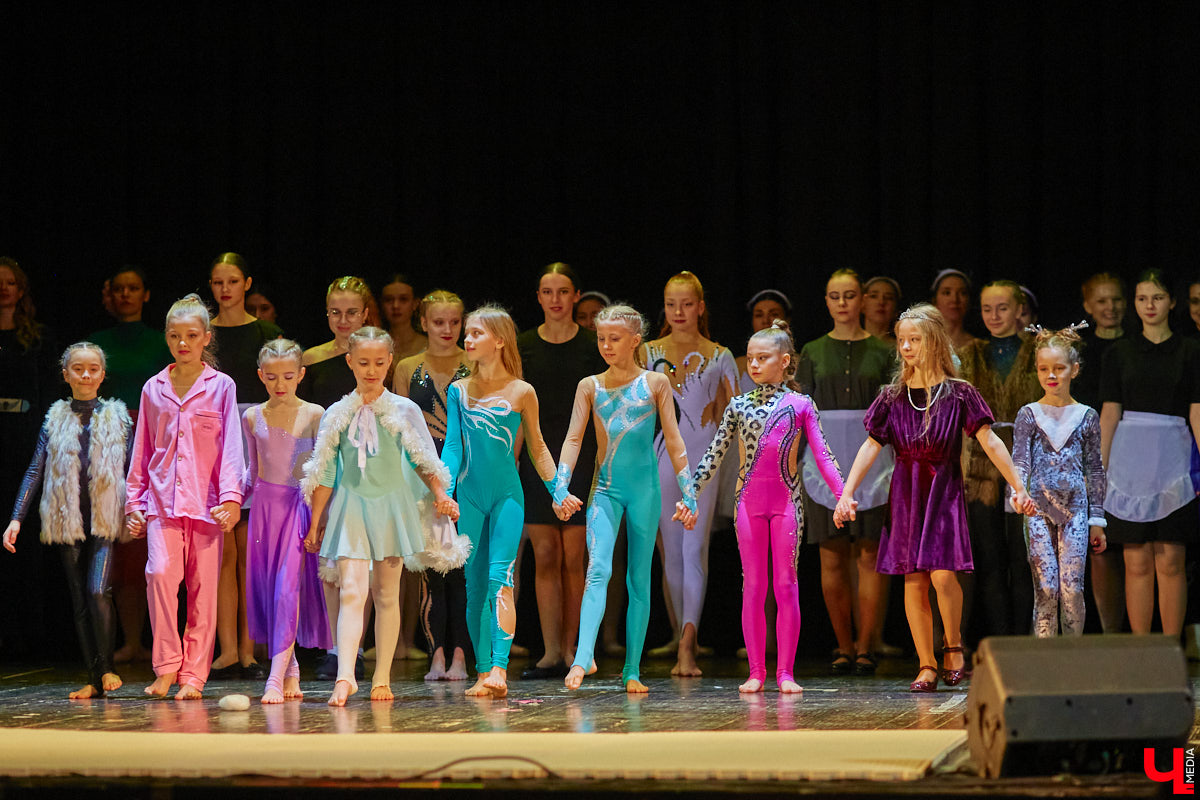 Ученицы школы балета для взрослых «Матильда» и школы воздушной гимнастики Aerial ballerinas стали частью «трёхмерной истории». Над сценой юные спортсменки показывали своё мастерство со стропами, обручами и полотнами, а ставшие балеринами жительницы Владимира заполнили освободившееся «на земле» пространство танцем. Новаторский спектакль сопровождался резкими вздохами удивлённых гостей и непрерывными аплодисментами. Подробнее о том, какой получилась необычная «Снежная королева», рассказываем в материале.