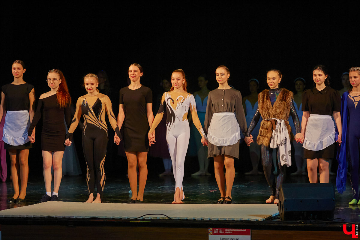 Ученицы школы балета для взрослых «Матильда» и школы воздушной гимнастики Aerial ballerinas стали частью «трёхмерной истории». Над сценой юные спортсменки показывали своё мастерство со стропами, обручами и полотнами, а ставшие балеринами жительницы Владимира заполнили освободившееся «на земле» пространство танцем. Новаторский спектакль сопровождался резкими вздохами удивлённых гостей и непрерывными аплодисментами. Подробнее о том, какой получилась необычная «Снежная королева», рассказываем в материале.