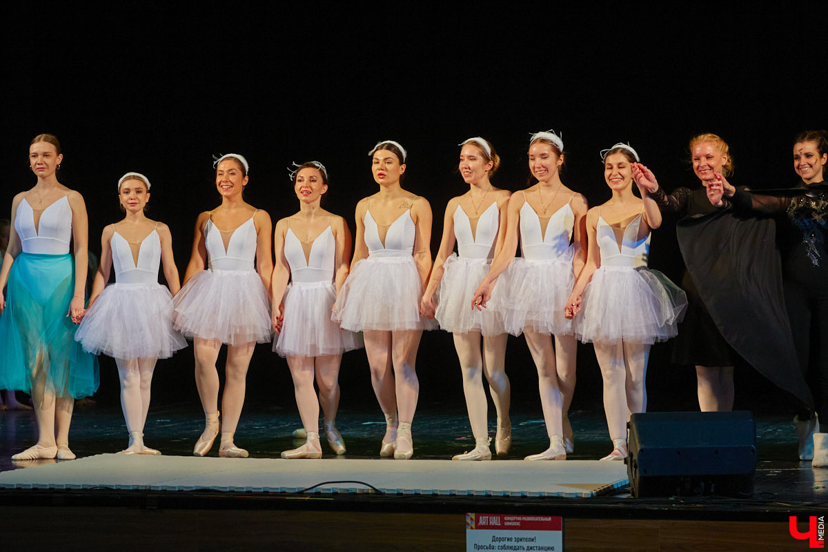 Ученицы школы балета для взрослых «Матильда» и школы воздушной гимнастики Aerial ballerinas стали частью «трёхмерной истории». Над сценой юные спортсменки показывали своё мастерство со стропами, обручами и полотнами, а ставшие балеринами жительницы Владимира заполнили освободившееся «на земле» пространство танцем. Новаторский спектакль сопровождался резкими вздохами удивлённых гостей и непрерывными аплодисментами. Подробнее о том, какой получилась необычная «Снежная королева», рассказываем в материале.