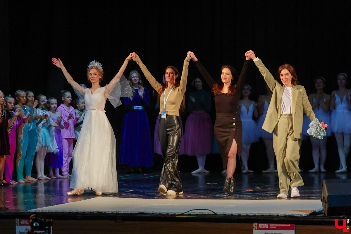 Ученицы школы балета для взрослых «Матильда» и школы воздушной гимнастики Aerial ballerinas стали частью «трёхмерной истории». Над сценой юные спортсменки показывали своё мастерство со стропами, обручами и полотнами, а ставшие балеринами жительницы Владимира заполнили освободившееся «на земле» пространство танцем. Новаторский спектакль сопровождался резкими вздохами удивлённых гостей и непрерывными аплодисментами. Подробнее о том, какой получилась необычная «Снежная королева», рассказываем в материале.