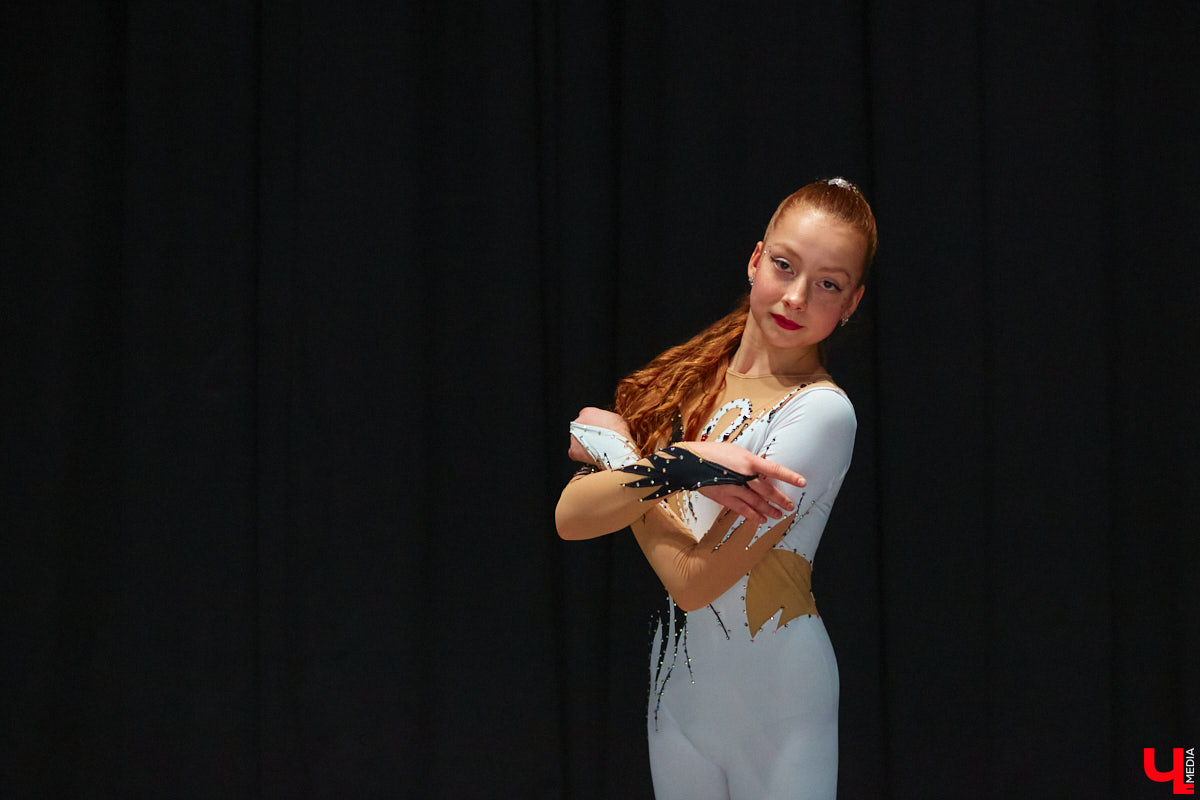 Ученицы школы балета для взрослых «Матильда» и школы воздушной гимнастики Aerial ballerinas стали частью «трёхмерной истории». Над сценой юные спортсменки показывали своё мастерство со стропами, обручами и полотнами, а ставшие балеринами жительницы Владимира заполнили освободившееся «на земле» пространство танцем. Новаторский спектакль сопровождался резкими вздохами удивлённых гостей и непрерывными аплодисментами. Подробнее о том, какой получилась необычная «Снежная королева», рассказываем в материале.