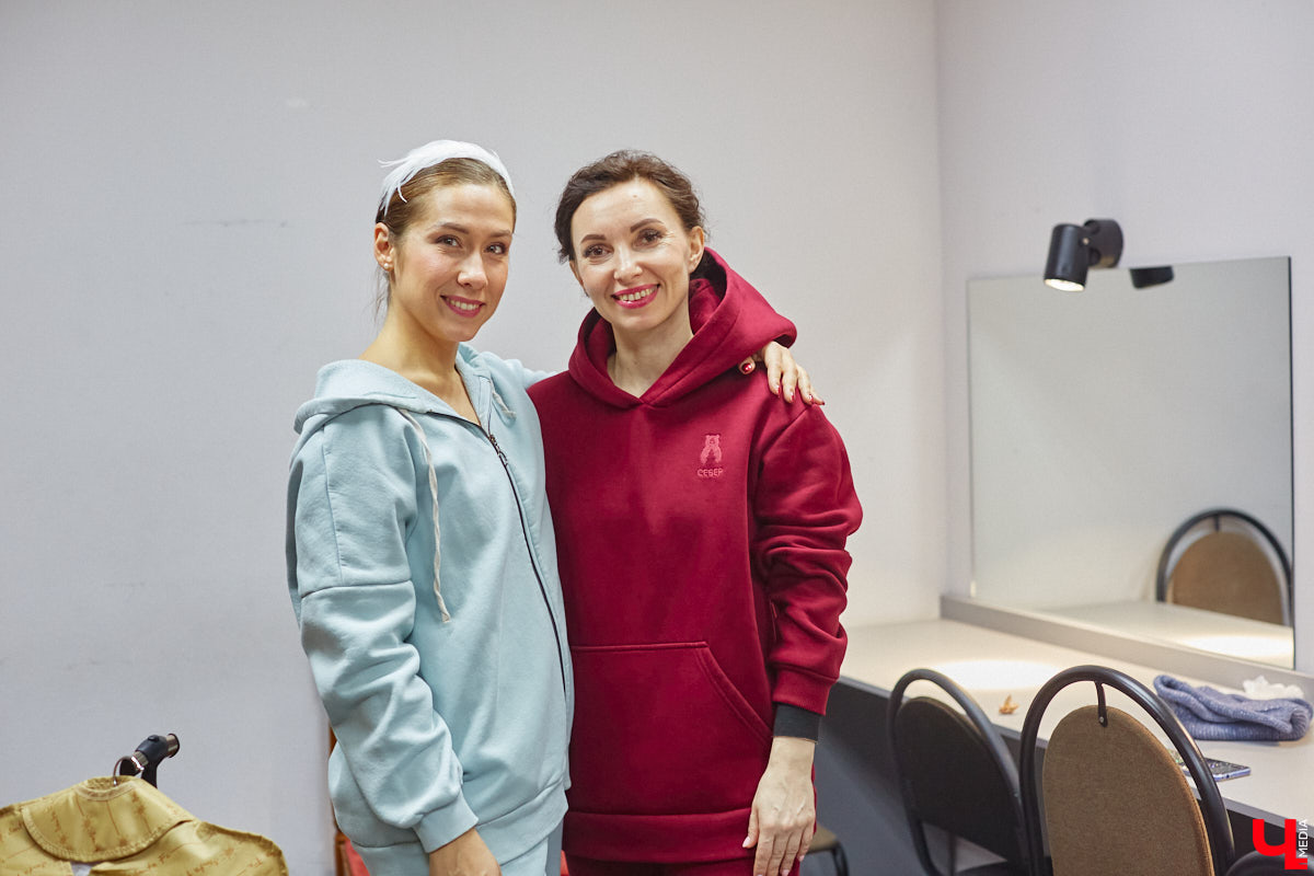 Ученицы школы балета для взрослых «Матильда» и школы воздушной гимнастики Aerial ballerinas стали частью «трёхмерной истории». Над сценой юные спортсменки показывали своё мастерство со стропами, обручами и полотнами, а ставшие балеринами жительницы Владимира заполнили освободившееся «на земле» пространство танцем. Новаторский спектакль сопровождался резкими вздохами удивлённых гостей и непрерывными аплодисментами. Подробнее о том, какой получилась необычная «Снежная королева», рассказываем в материале.