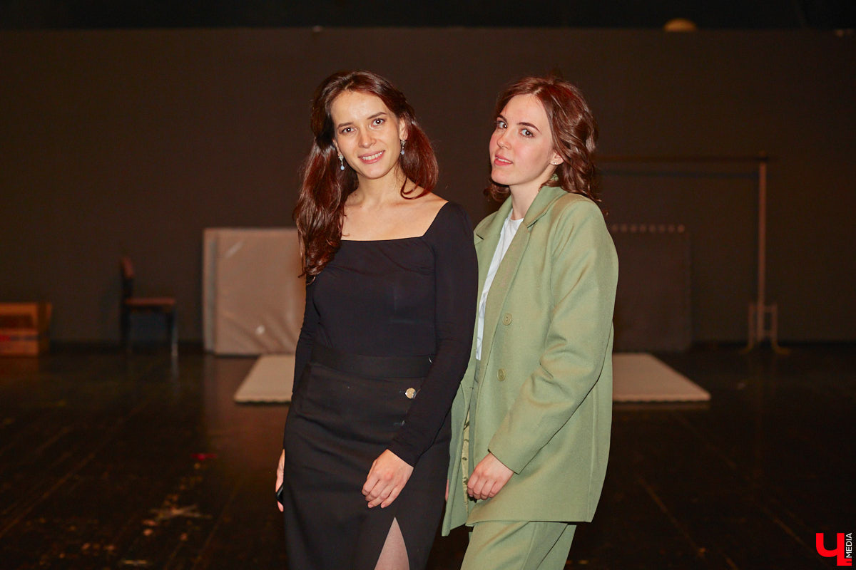 Ученицы школы балета для взрослых «Матильда» и школы воздушной гимнастики Aerial ballerinas стали частью «трёхмерной истории». Над сценой юные спортсменки показывали своё мастерство со стропами, обручами и полотнами, а ставшие балеринами жительницы Владимира заполнили освободившееся «на земле» пространство танцем. Новаторский спектакль сопровождался резкими вздохами удивлённых гостей и непрерывными аплодисментами. Подробнее о том, какой получилась необычная «Снежная королева», рассказываем в материале.