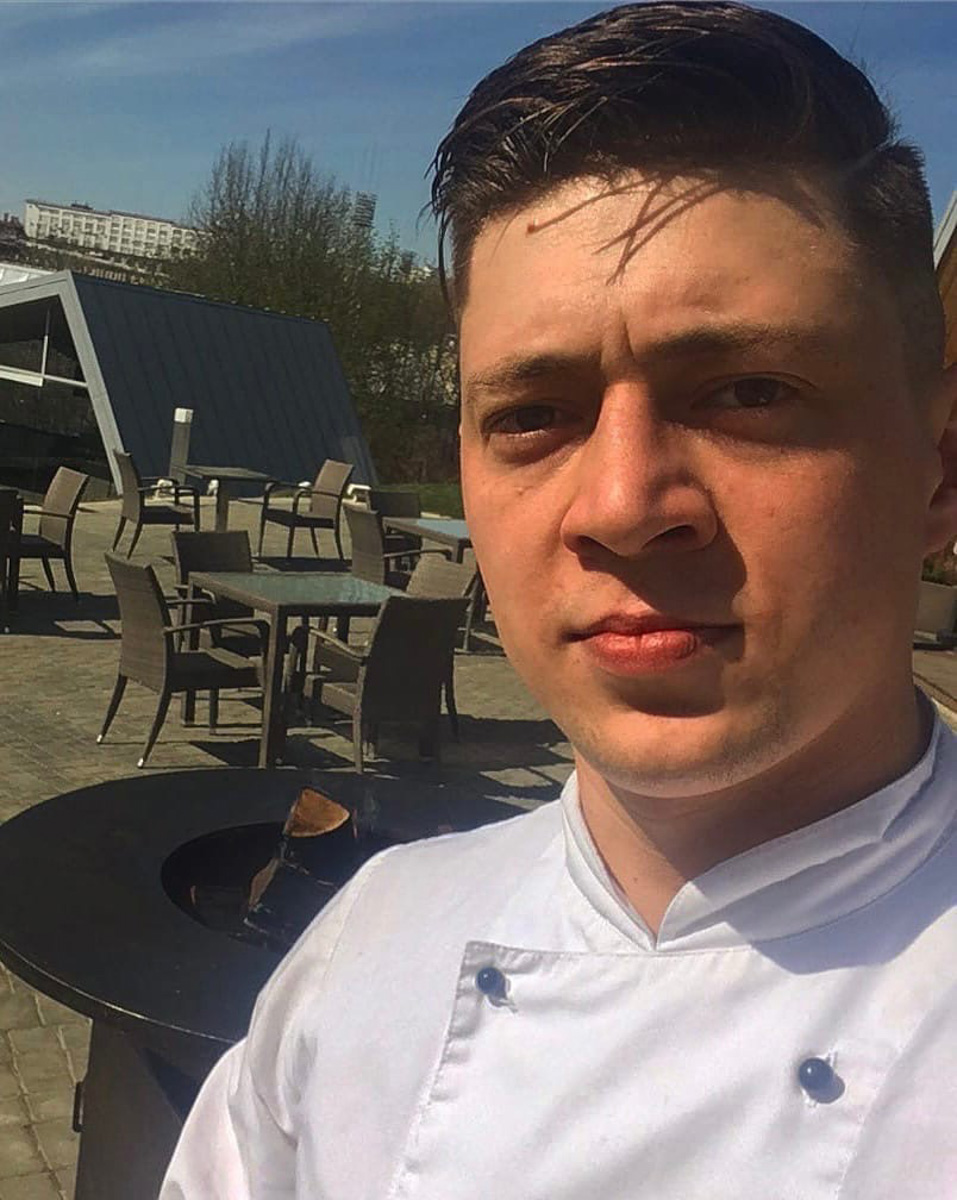 В эфире телеканала «Пятница» вышла очередная серия популярного шоу «Битва шефов». Победителем в ней стал владимирский частный повар и фуд-блогер Роман Суслов. О том, как ему удалось покорить звездных мастеров кулинарного искусства Константина Ивлева и Рената Агзамова, он рассказал нашему изданию.