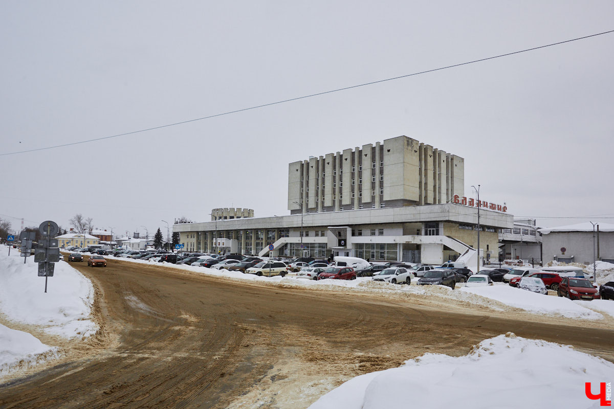 Директор государственного музея архитектуры Елизавета Лихачёва и архитектор Сергей Чобан, автор реконструкции стадиона «Лужники» и проекта комплекса «Федерация» в Москва-Сити, призвали РЖД пересмотреть свои планы относительно обнесения вентфасадами здания владимирского железнодорожного вокзала.