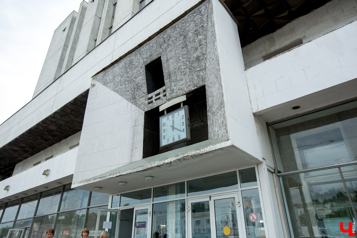 Директор государственного музея архитектуры Елизавета Лихачёва и архитектор Сергей Чобан, автор реконструкции стадиона «Лужники» и проекта комплекса «Федерация» в Москва-Сити, призвали РЖД пересмотреть свои планы относительно обнесения вентфасадами здания владимирского железнодорожного вокзала.