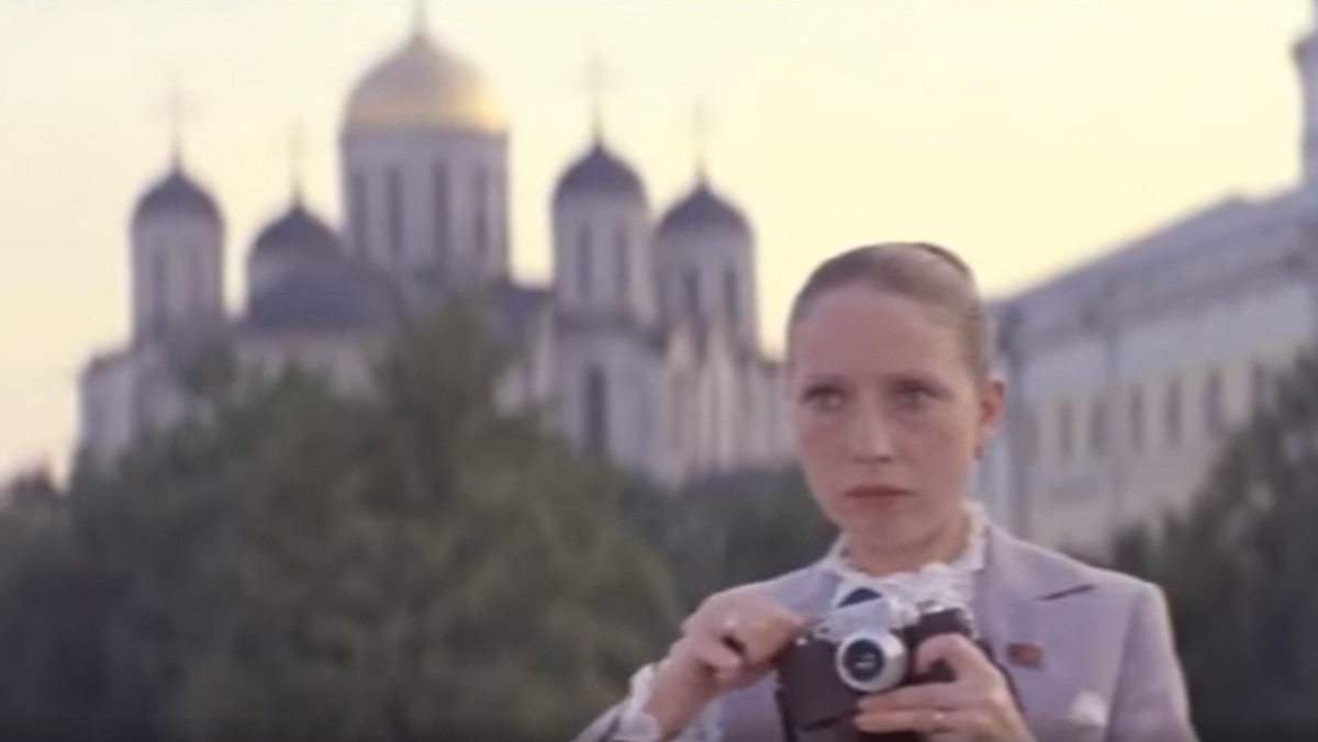 Муром, Владимир, Суздаль – три города нашего региона в 70-х стали съемочной площадкой для режиссера Глеба Панфилова и его музы Инны Чуриковой. В память о великой актрисе «Ключ-Медиа» пересмотрел «Начало», «В огне брода нет», «Тема» и, конечно, «Прошу слова». В последнем Инна Чурикова становится мэром Владимира, который в фильме превратился в старинный Златоград. Какие улицы областного центра попали в кадр, как треснул дом на улице Егорова и причем тут мост через Клязьму?