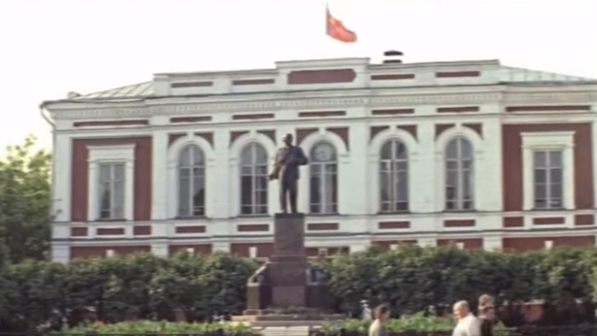 Муром, Владимир, Суздаль – три города нашего региона в 70-х стали съемочной площадкой для режиссера Глеба Панфилова и его музы Инны Чуриковой. В память о великой актрисе «Ключ-Медиа» пересмотрел «Начало», «В огне брода нет», «Тема» и, конечно, «Прошу слова». В последнем Инна Чурикова становится мэром Владимира, который в фильме превратился в старинный Златоград. Какие улицы областного центра попали в кадр, как треснул дом на улице Егорова и причем тут мост через Клязьму?