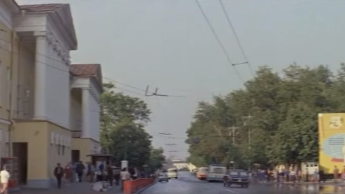 Муром, Владимир, Суздаль – три города нашего региона в 70-х стали съемочной площадкой для режиссера Глеба Панфилова и его музы Инны Чуриковой. В память о великой актрисе «Ключ-Медиа» пересмотрел «Начало», «В огне брода нет», «Тема» и, конечно, «Прошу слова». В последнем Инна Чурикова становится мэром Владимира, который в фильме превратился в старинный Златоград. Какие улицы областного центра попали в кадр, как треснул дом на улице Егорова и причем тут мост через Клязьму?