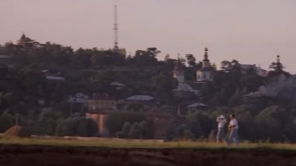 Муром, Владимир, Суздаль – три города нашего региона в 70-х стали съемочной площадкой для режиссера Глеба Панфилова и его музы Инны Чуриковой. В память о великой актрисе «Ключ-Медиа» пересмотрел «Начало», «В огне брода нет», «Тема» и, конечно, «Прошу слова». В последнем Инна Чурикова становится мэром Владимира, который в фильме превратился в старинный Златоград. Какие улицы областного центра попали в кадр, как треснул дом на улице Егорова и причем тут мост через Клязьму?