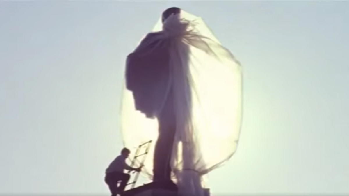 Муром, Владимир, Суздаль – три города нашего региона в 70-х стали съемочной площадкой для режиссера Глеба Панфилова и его музы Инны Чуриковой. В память о великой актрисе «Ключ-Медиа» пересмотрел «Начало», «В огне брода нет», «Тема» и, конечно, «Прошу слова». В последнем Инна Чурикова становится мэром Владимира, который в фильме превратился в старинный Златоград. Какие улицы областного центра попали в кадр, как треснул дом на улице Егорова и причем тут мост через Клязьму?