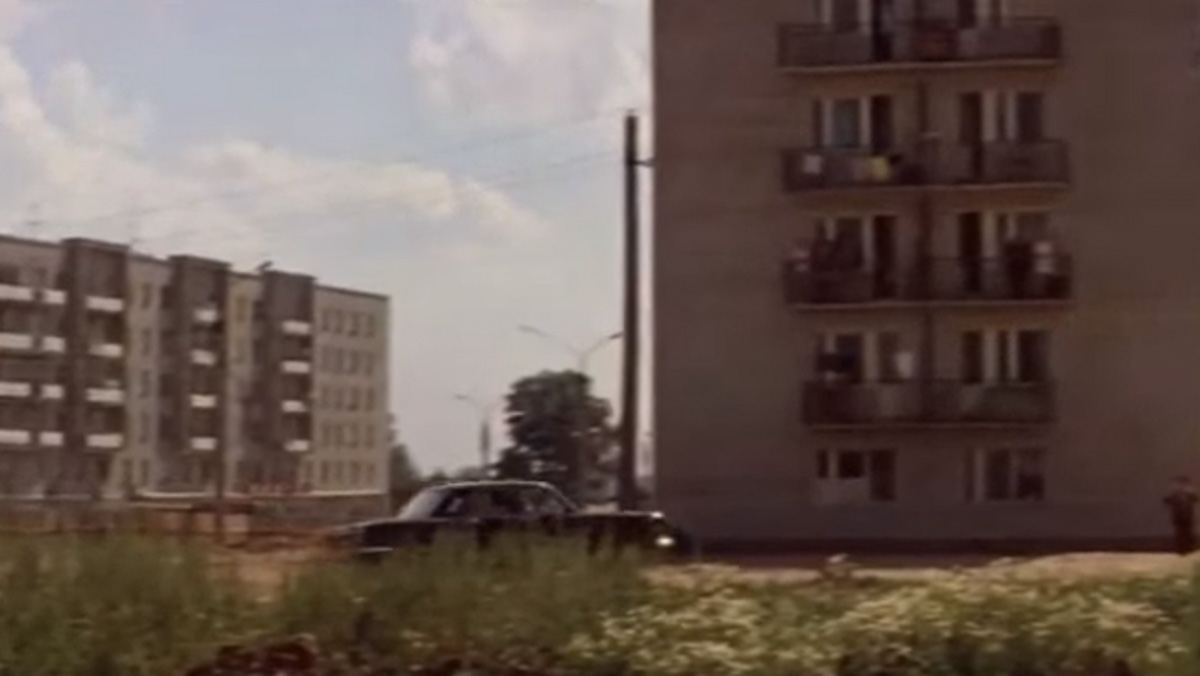 Муром, Владимир, Суздаль – три города нашего региона в 70-х стали съемочной площадкой для режиссера Глеба Панфилова и его музы Инны Чуриковой. В память о великой актрисе «Ключ-Медиа» пересмотрел «Начало», «В огне брода нет», «Тема» и, конечно, «Прошу слова». В последнем Инна Чурикова становится мэром Владимира, который в фильме превратился в старинный Златоград. Какие улицы областного центра попали в кадр, как треснул дом на улице Егорова и причем тут мост через Клязьму?