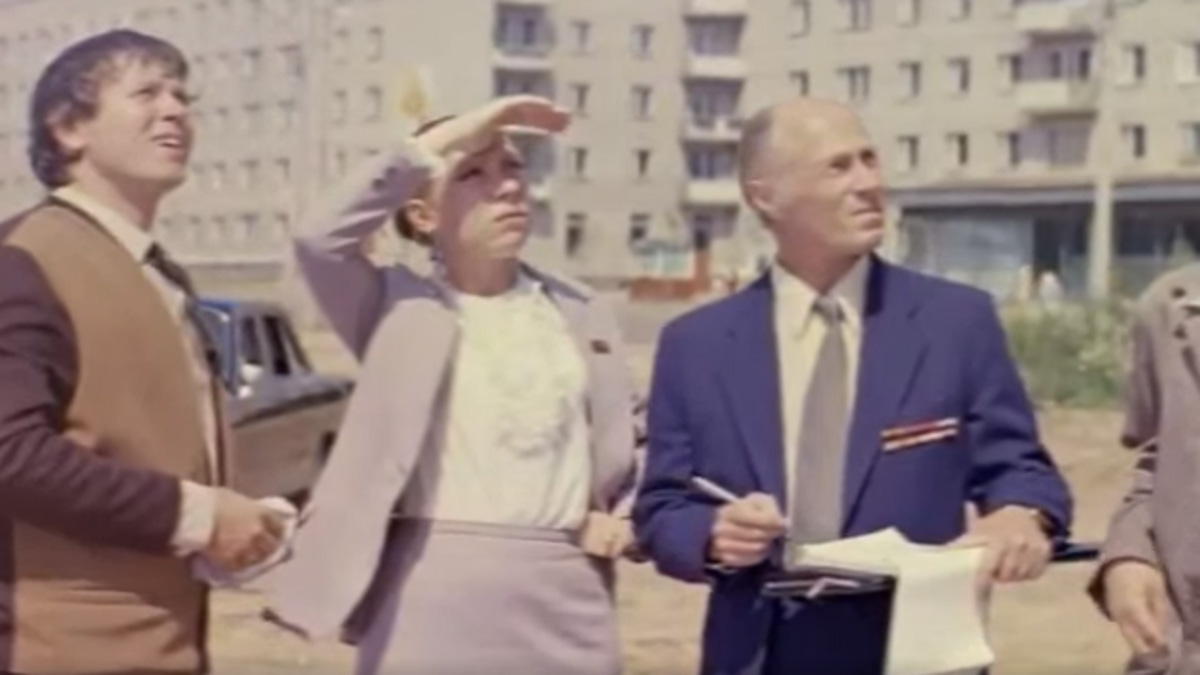 Муром, Владимир, Суздаль – три города нашего региона в 70-х стали съемочной площадкой для режиссера Глеба Панфилова и его музы Инны Чуриковой. В память о великой актрисе «Ключ-Медиа» пересмотрел «Начало», «В огне брода нет», «Тема» и, конечно, «Прошу слова». В последнем Инна Чурикова становится мэром Владимира, который в фильме превратился в старинный Златоград. Какие улицы областного центра попали в кадр, как треснул дом на улице Егорова и причем тут мост через Клязьму?