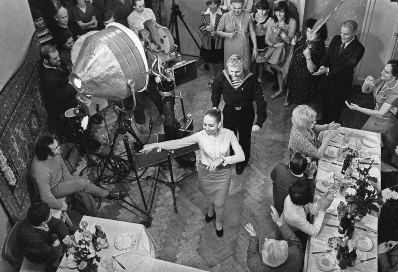 Муром, Владимир, Суздаль – три города нашего региона в 70-х стали съемочной площадкой для режиссера Глеба Панфилова и его музы Инны Чуриковой. В память о великой актрисе «Ключ-Медиа» пересмотрел «Начало», «В огне брода нет», «Тема» и, конечно, «Прошу слова». В последнем Инна Чурикова становится мэром Владимира, который в фильме превратился в старинный Златоград. Какие улицы областного центра попали в кадр, как треснул дом на улице Егорова и причем тут мост через Клязьму?