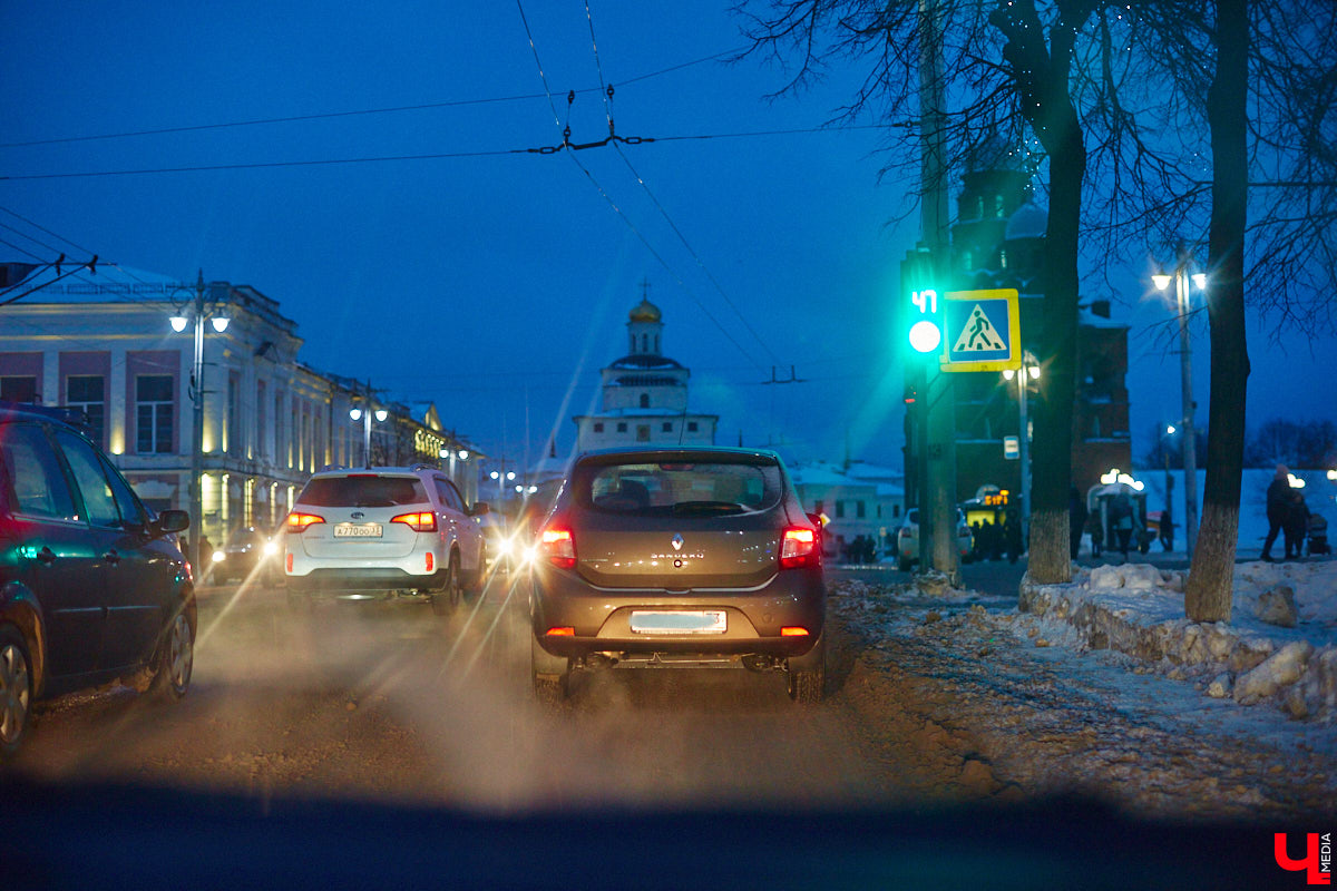 Вы наверняка не понаслышке знаете, как зачастую автобусы и троллейбусы часами игнорируют пассажиров? Помните, как в понедельник встало всё Доброе? По следам былой пробки «Ключ-Медиа» вечером вторника прокатился по городу и выяснил, какие проблемы с общественным транспортом возникают на владимирских дорогах чаще всего и как их у нас решают.