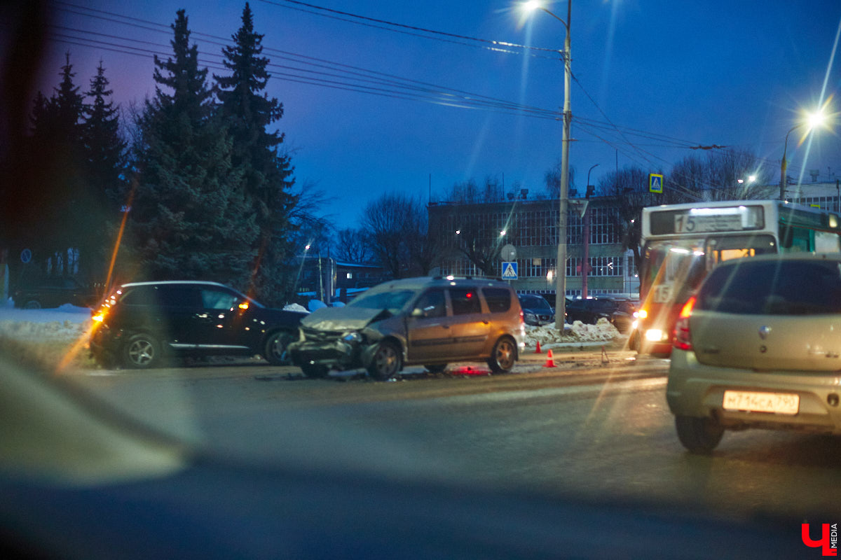 Вы наверняка не понаслышке знаете, как зачастую автобусы и троллейбусы часами игнорируют пассажиров? Помните, как в понедельник встало всё Доброе? По следам былой пробки «Ключ-Медиа» вечером вторника прокатился по городу и выяснил, какие проблемы с общественным транспортом возникают на владимирских дорогах чаще всего и как их у нас решают.