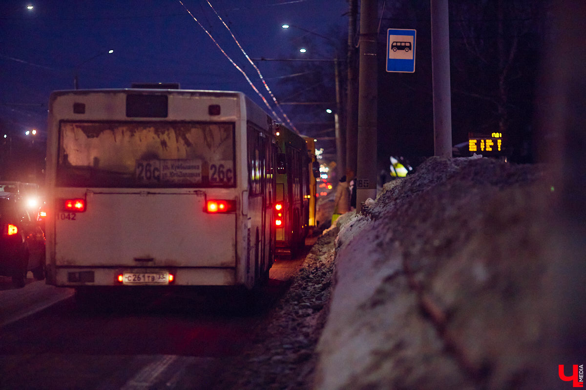 Вы наверняка не понаслышке знаете, как зачастую автобусы и троллейбусы часами игнорируют пассажиров? Помните, как в понедельник встало всё Доброе? По следам былой пробки «Ключ-Медиа» вечером вторника прокатился по городу и выяснил, какие проблемы с общественным транспортом возникают на владимирских дорогах чаще всего и как их у нас решают.
