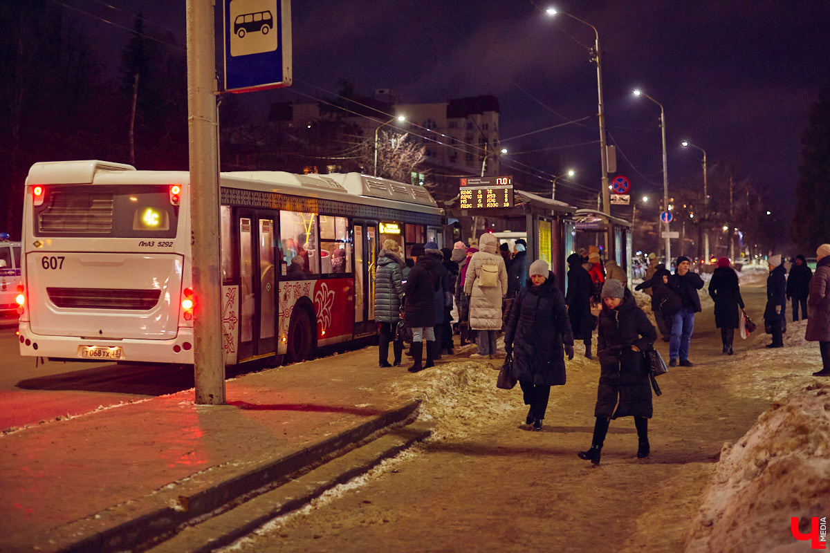 Вы наверняка не понаслышке знаете, как зачастую автобусы и троллейбусы часами игнорируют пассажиров? Помните, как в понедельник встало всё Доброе? По следам былой пробки «Ключ-Медиа» вечером вторника прокатился по городу и выяснил, какие проблемы с общественным транспортом возникают на владимирских дорогах чаще всего и как их у нас решают.