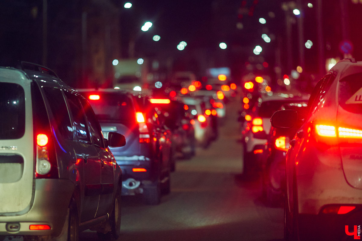 Вы наверняка не понаслышке знаете, как зачастую автобусы и троллейбусы часами игнорируют пассажиров? Помните, как в понедельник встало всё Доброе? По следам былой пробки «Ключ-Медиа» вечером вторника прокатился по городу и выяснил, какие проблемы с общественным транспортом возникают на владимирских дорогах чаще всего и как их у нас решают.