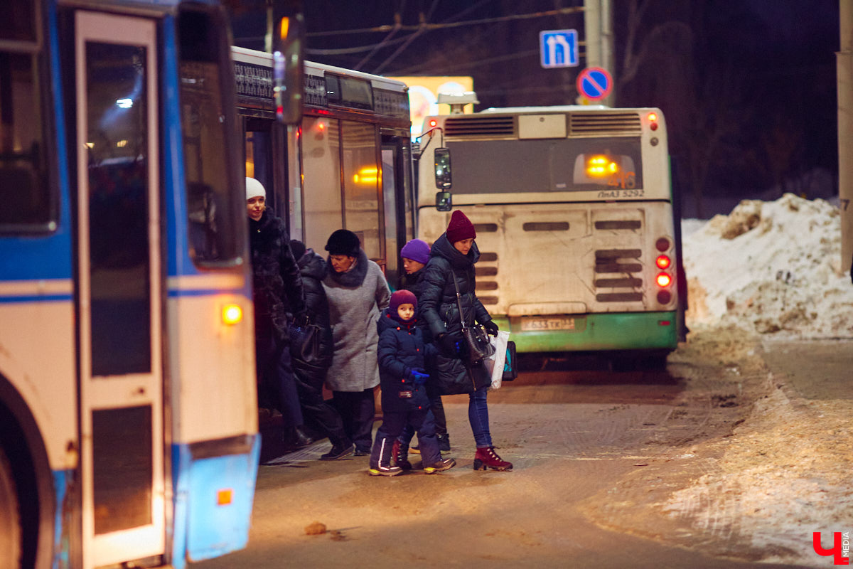 Вы наверняка не понаслышке знаете, как зачастую автобусы и троллейбусы часами игнорируют пассажиров? Помните, как в понедельник встало всё Доброе? По следам былой пробки «Ключ-Медиа» вечером вторника прокатился по городу и выяснил, какие проблемы с общественным транспортом возникают на владимирских дорогах чаще всего и как их у нас решают.