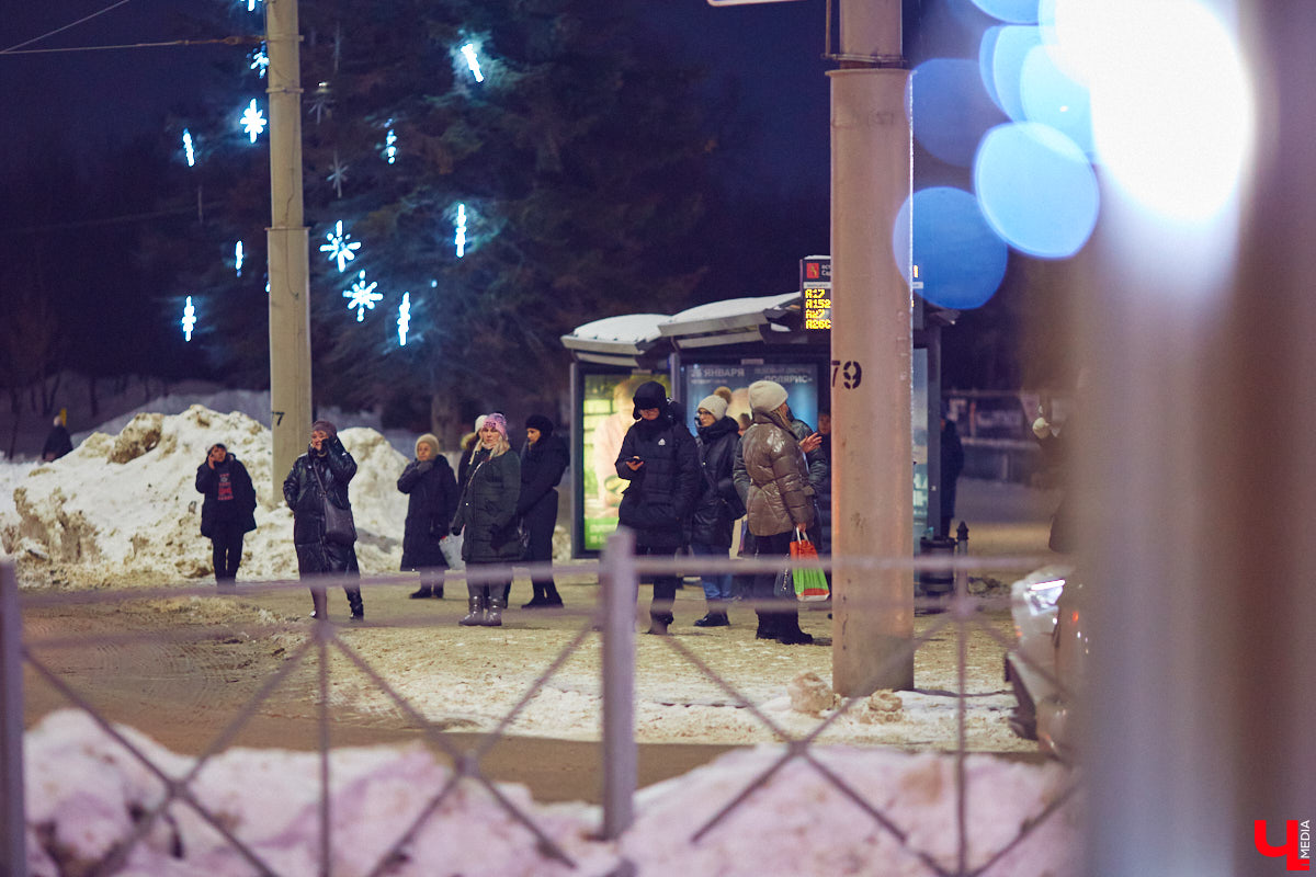 Вы наверняка не понаслышке знаете, как зачастую автобусы и троллейбусы часами игнорируют пассажиров? Помните, как в понедельник встало всё Доброе? По следам былой пробки «Ключ-Медиа» вечером вторника прокатился по городу и выяснил, какие проблемы с общественным транспортом возникают на владимирских дорогах чаще всего и как их у нас решают.