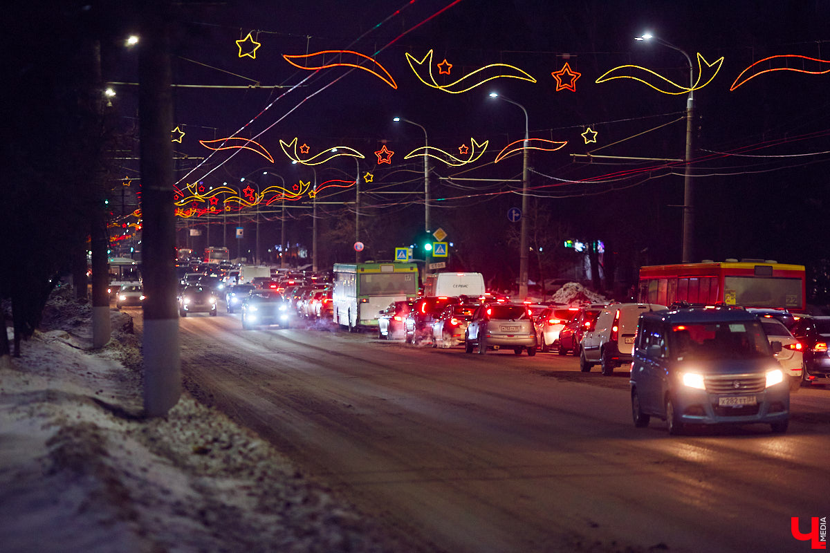 Вы наверняка не понаслышке знаете, как зачастую автобусы и троллейбусы часами игнорируют пассажиров? Помните, как в понедельник встало всё Доброе? По следам былой пробки «Ключ-Медиа» вечером вторника прокатился по городу и выяснил, какие проблемы с общественным транспортом возникают на владимирских дорогах чаще всего и как их у нас решают.