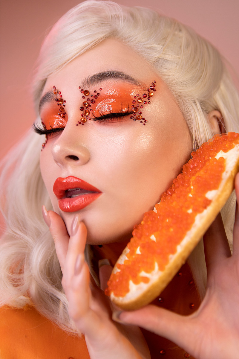 Трудолюбие — секрет успеха, поэтому, когда увидите портрет Елизаветы Иоды на рекламном стенде в крупном магазине косметики, сильно не удивляйтесь. Кольчугинская Дейнерис снова продемонстрировала свой профессионализм и стала амбассадором бренда декоративной косметики с русской душой Elian.