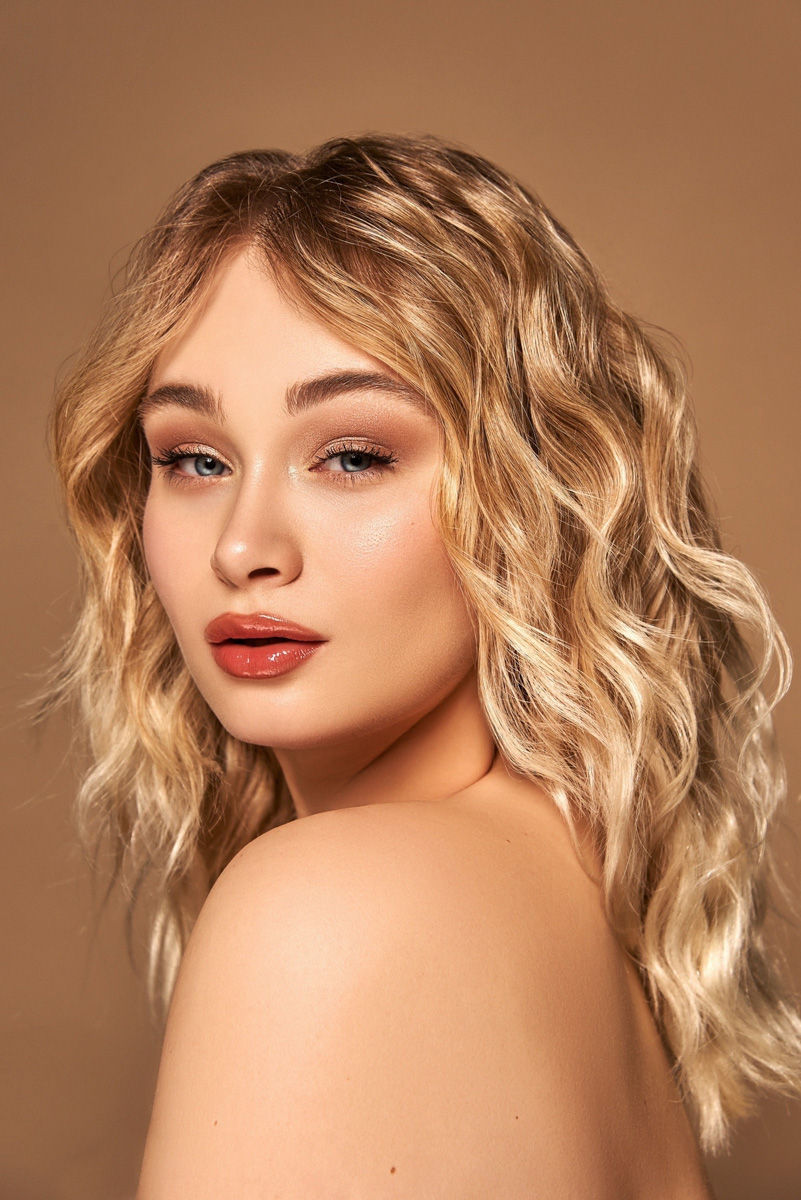 Трудолюбие — секрет успеха, поэтому, когда увидите портрет Елизаветы Иоды на рекламном стенде в крупном магазине косметики, сильно не удивляйтесь. Кольчугинская Дейнерис снова продемонстрировала свой профессионализм и стала амбассадором бренда декоративной косметики с русской душой Elian.