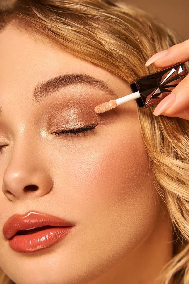 Трудолюбие — секрет успеха, поэтому, когда увидите портрет Елизаветы Иоды на рекламном стенде в крупном магазине косметики, сильно не удивляйтесь. Кольчугинская Дейнерис снова продемонстрировала свой профессионализм и стала амбассадором бренда декоративной косметики с русской душой Elian.